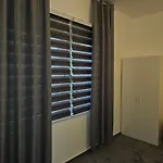 Bisic With Private Parking Apartman *