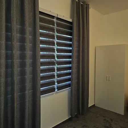 Bisic With Private Parking Apartman *